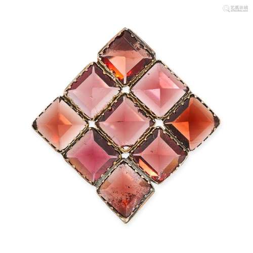 AN ANTIQUE GARNET BROOCH in yellow gold, the square face set...