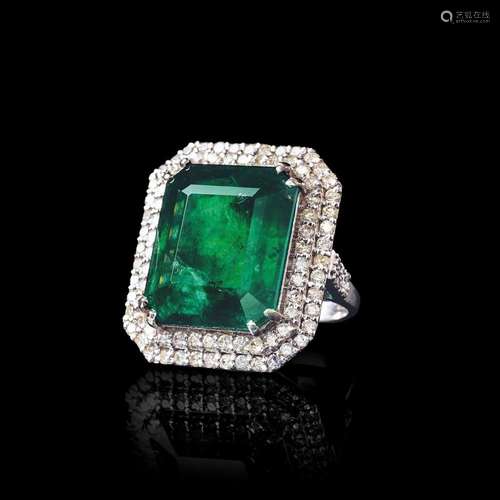 A highcarat Emerald Diamond Cocktailring.