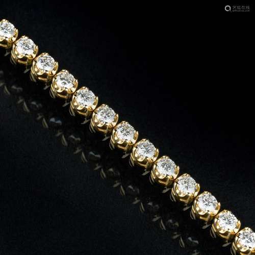 A fine, white Diamond Bracelet.