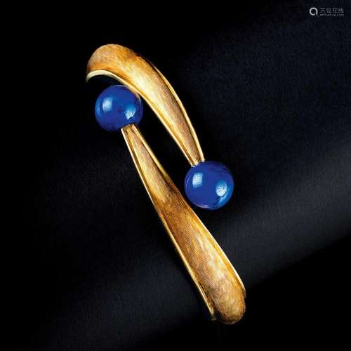 A Bangle Bracelet with Lapis Lazuli.