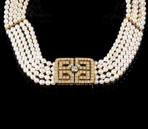 A Pearl Collier de Chien with Diamond Clasp.