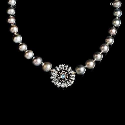 A Tahiti Pearls Necklace with two Precios stone Clasps.