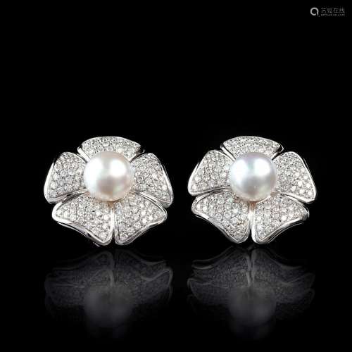 A Pair of Pearl Diamond Earrings in Flowershape.