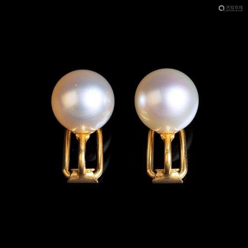 A Pair of Pearl Earclips.