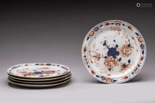 COMPAGNIE des INDES. Cinq ASSIETTES en porcelaine à décor fl...