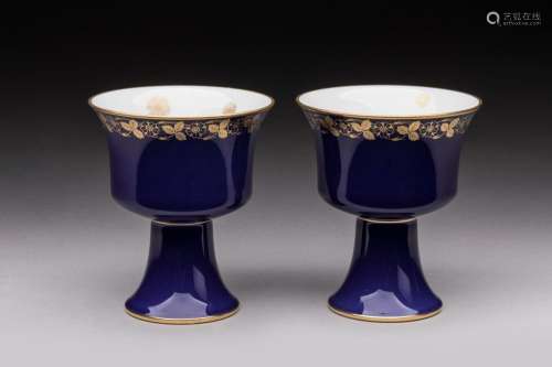 SEVRES, 1903-1913. Deux petites COUPES sur pied en porcelain...