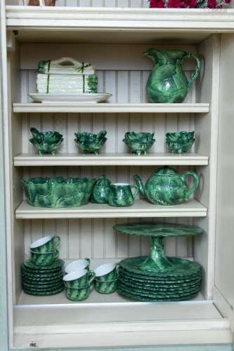 ITALIAN CABBAGE WARE POTTERY DINNER SERVICE FOR 8, 36PCS