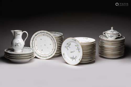 Ensemble de cinquante ASSIETTES en porcelaine de modèles lég...