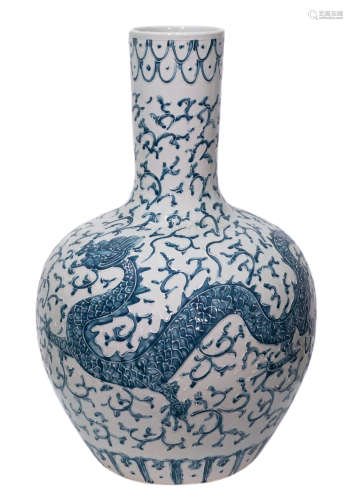 青花雕瓷龍鳳紋天球瓶