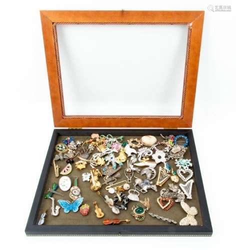 COSTUME BROOCHES, IN DISPLAY BOX, H 1", W 11", L 1...