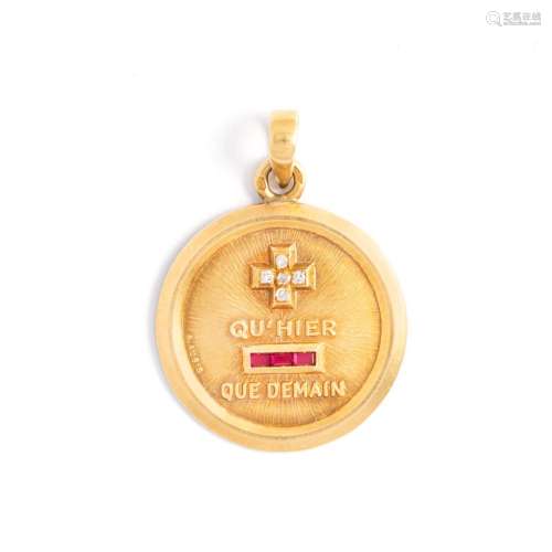AUGIS<br />
Médaille en or jaune 18K 750‰, de forme ronde, p...