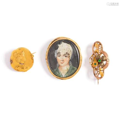 Lot en or jaune 18K 750‰ comprenant : <br />
-	Broche de for...