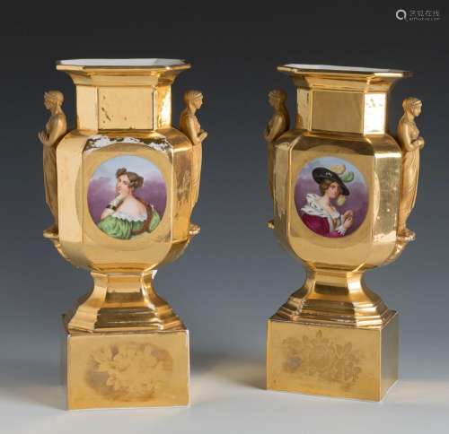Pair of Empire vases. France, early 19th century.Hand-painte...