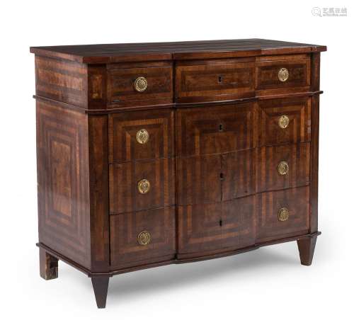 Chest of drawers Carlos IV, pps. s.XIX.Walnut wood, walnut a...