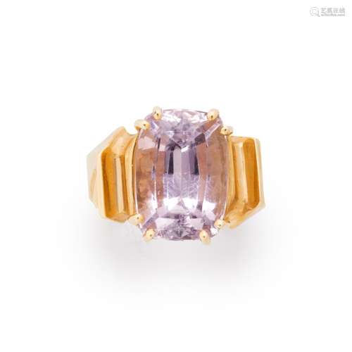 A kunzite and fourteen karat gold ring