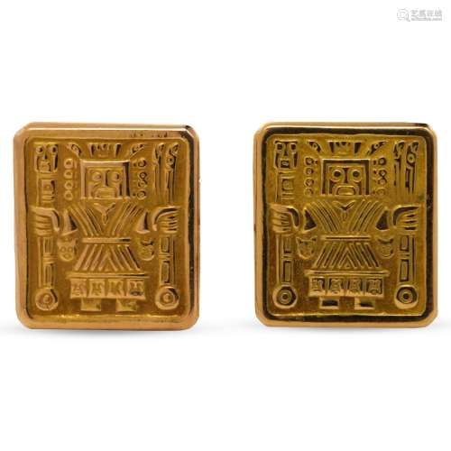 A pair of Peruvian eighteen karat gold cufflinks
