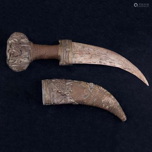 A Persian Qajar Khanjar jamibya (dagger), a curved steel bla...