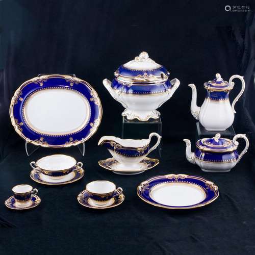 (Lot of 173) An extensive Spode porcelain dinner service in ...