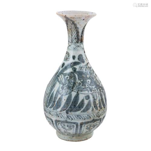 CHINESE BLUE AND WHITE PEAR-SHAPED VASE