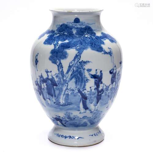 CHINESE BLUE AND WHITE VASE