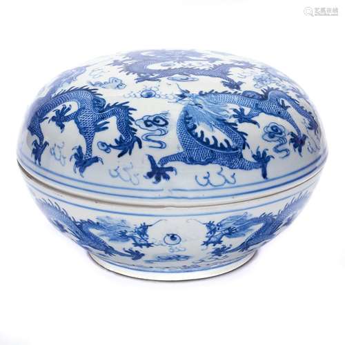 CHINESE BLUE AND WHITE CIRCULAR LIDDED BOX