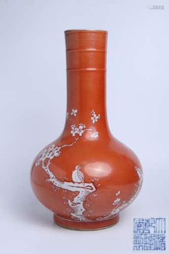 清 珊瑚釉花卉天球瓶