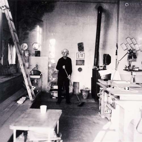 Klaus Dennhardt, Hermann Glöckner, sein Atelier fegend. 1974...