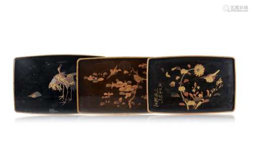 Drei rechteckige Lacktabletts. Japan. Wohl Meji-Periode, 19....