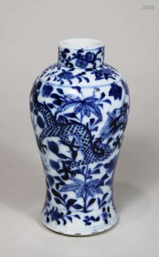 Kleine Vase, China, Porzellan Ringmarke Kangxi Nian Zhi, 19....