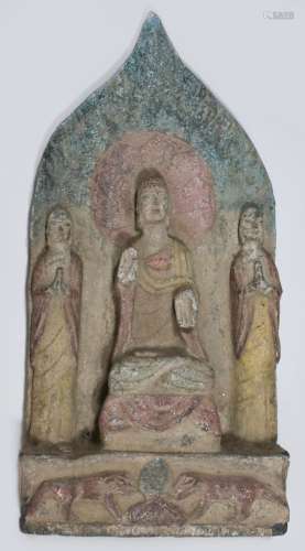 Buddha Steinskulptur mit zwei begleitenden Figuren