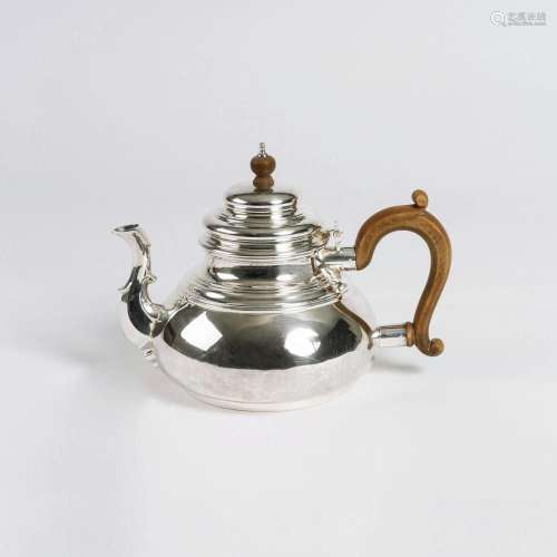 William Comyns & Sons reg. since 1890. A Tea Pot.