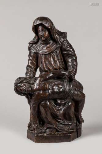 PIETA en noyer sculpté en ronde-bosse. La Vierge en robe et ...