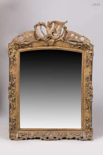 MIROIR en bois sculpté et doré à décor de coquilles, fleuret...