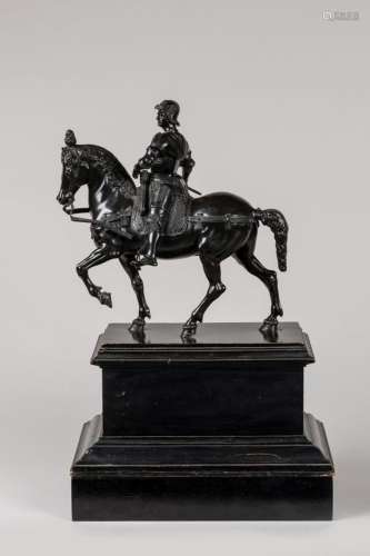 SCULPTURE en bronze patiné à décor du condottiere, sur son c...