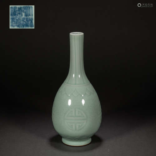 Qing Bean Green Glazed Shou Character Appreciation Bottle