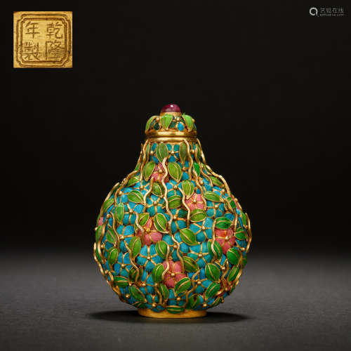 A gilt bronze and emerald snuff bottle, Qing Dynasty