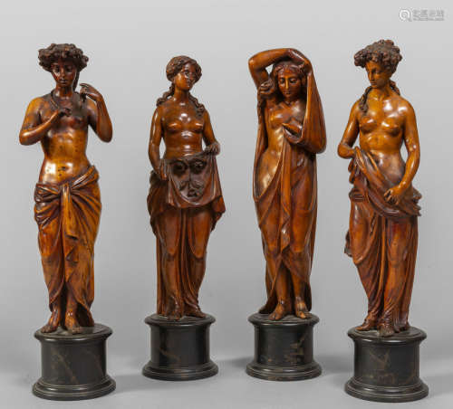 Le quattro stagioni, quattro statuine in legno