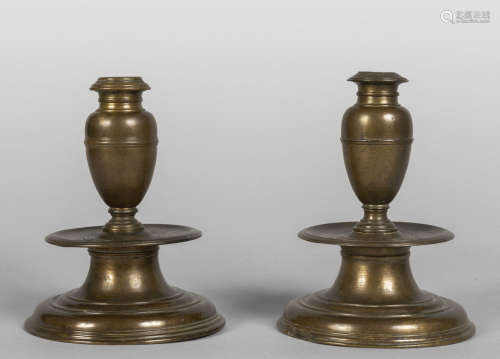 Coppia di candelieri a panettone in bronzo