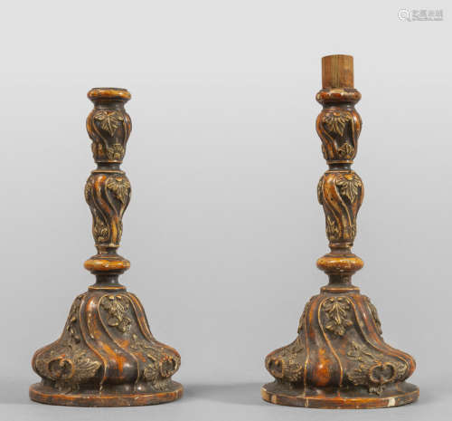 # Coppia di candelieri Luigi XV in legno