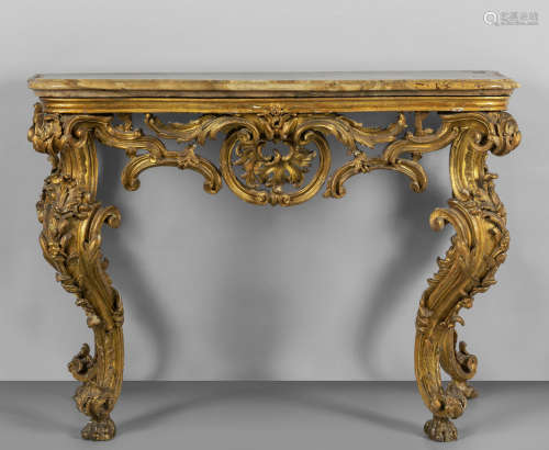 # Console Luigi XV in legno finemente intagliato