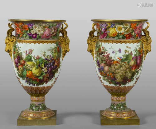 Importante coppia di vasi in porcellana decorata