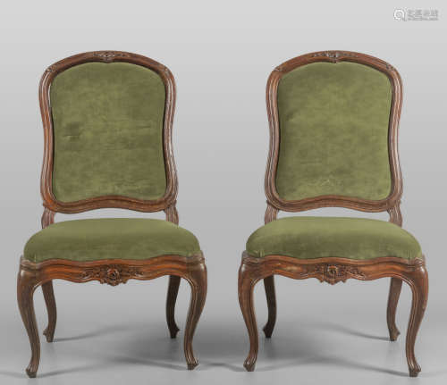 # Coppia di sedie Luigi XV in noce intagliato,