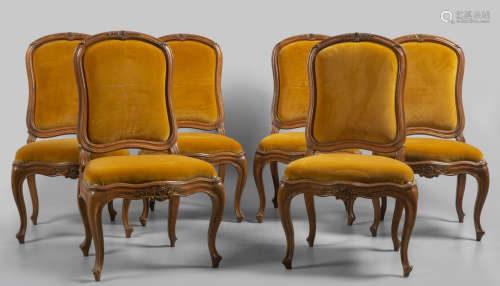 # Dodici sedie Luigi XV in noce intagliato,