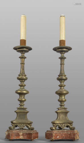 Coppia di grandi candelieri Luigi XIV in bronzo