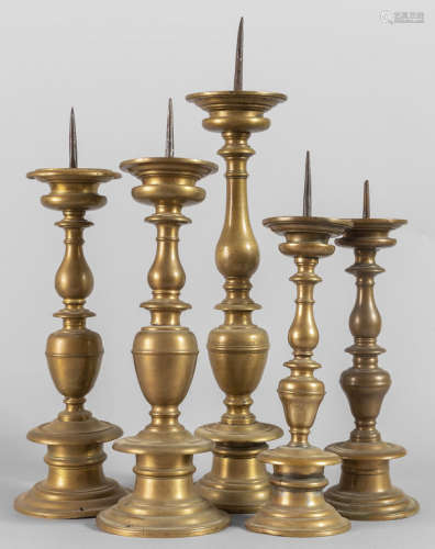 Cinque candelieri a rocchetto in bronzo, Toscana