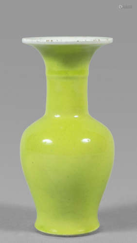 Piccolo vaso in porcellana decorato in verde,