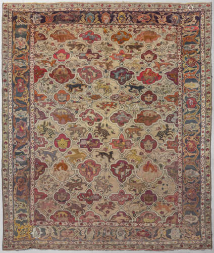 Antico tappeto decorato a medaglioni e