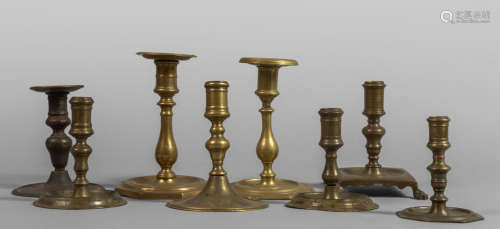 Otto candelieri in bronzo di forme e misure