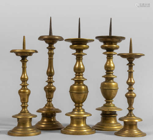 Cinque candelieri a rocchetto in bronzo dorato,