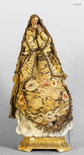 Madonna, scultura in legno intagliato e laccato